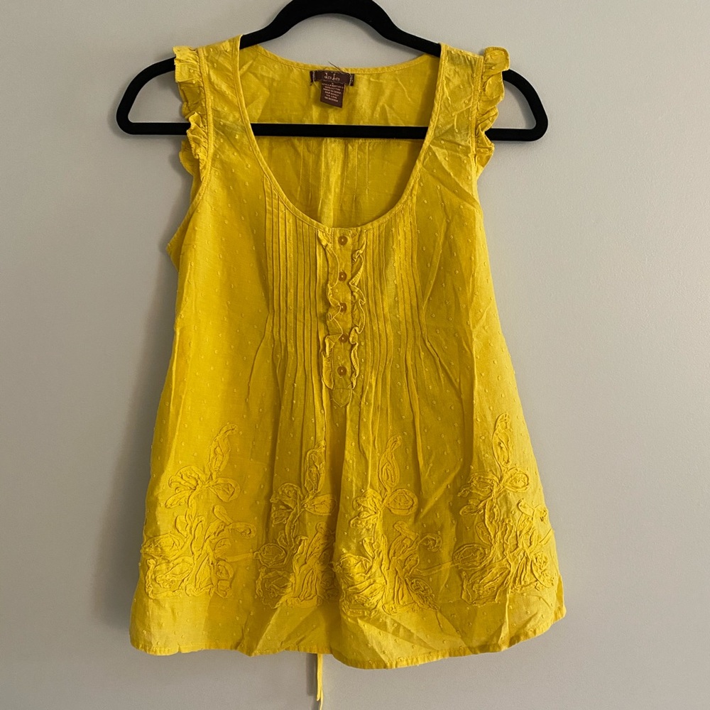 Sleeveless yellow top
